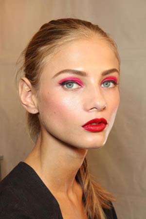 แฟชั่น สวยแซ่บสู้ฝน ซีซั่นนี้ ต้องแต่งตา สีนีออน!