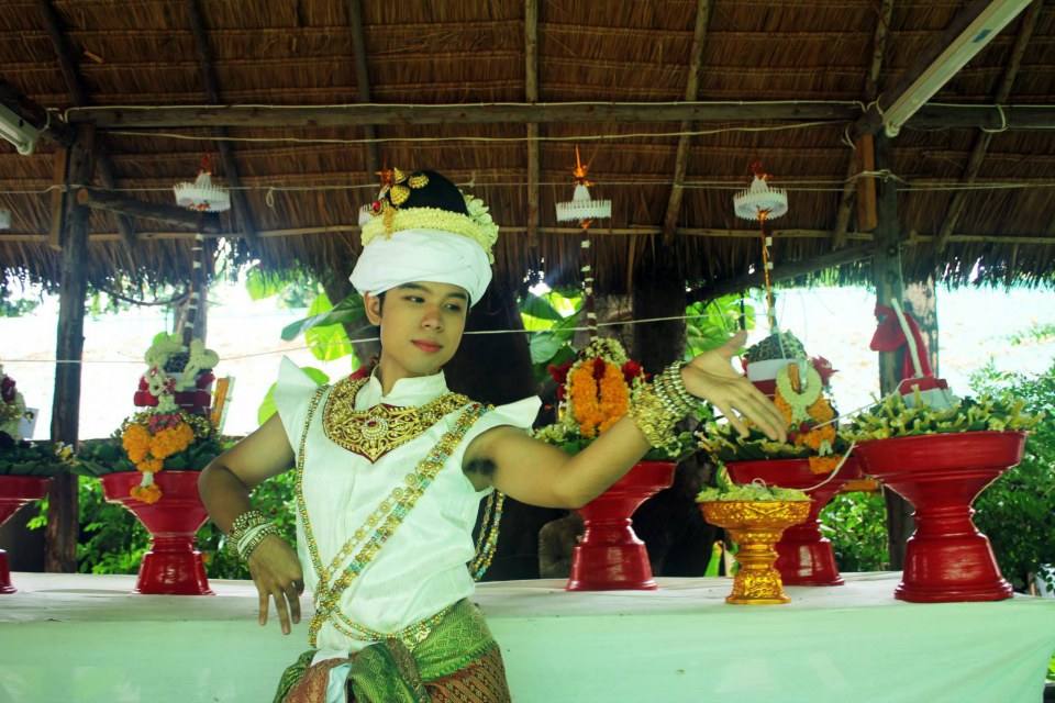 พิธีไหว้ครูบริษัทม่านแก้ว โปรดักชั่นสิปาน คอลเลคชั่น