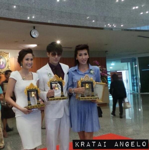 “ขวัญ อุษามณี - ไมค์ พิรัชต์ คว้าบุคคลตัวอย่างรางวัล “ระฆังทอง”