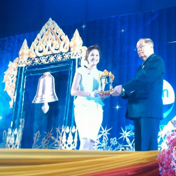 “ขวัญ อุษามณี - ไมค์ พิรัชต์ คว้าบุคคลตัวอย่างรางวัล “ระฆังทอง”