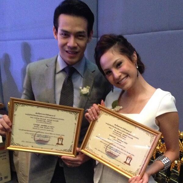 “ขวัญ อุษามณี - ไมค์ พิรัชต์ คว้าบุคคลตัวอย่างรางวัล “ระฆังทอง”