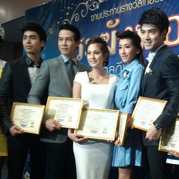 “ขวัญ อุษามณี - ไมค์ พิรัชต์ คว้าบุคคลตัวอย่างรางวัล “ระฆังทอง”