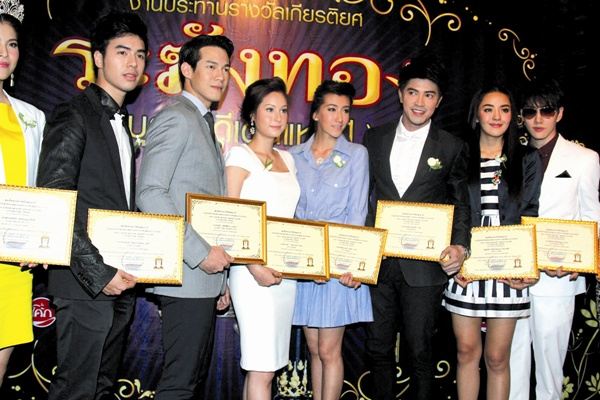 “ขวัญ อุษามณี - ไมค์ พิรัชต์ คว้าบุคคลตัวอย่างรางวัล “ระฆังทอง”