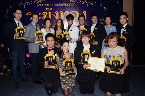 “ขวัญ อุษามณี - ไมค์ พิรัชต์ คว้าบุคคลตัวอย่างรางวัล “ระฆังทอง”