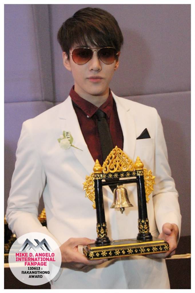 “ขวัญ อุษามณี - ไมค์ พิรัชต์ คว้าบุคคลตัวอย่างรางวัล “ระฆังทอง”