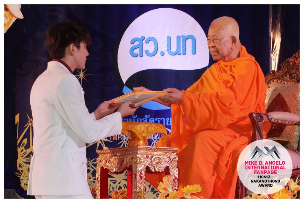 “ขวัญ อุษามณี - ไมค์ พิรัชต์ คว้าบุคคลตัวอย่างรางวัล “ระฆังทอง”
