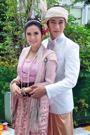 วันนี้ที่รอคอย...ดราม่าแห่งชุดพม่า-ชุดไทใหญ่