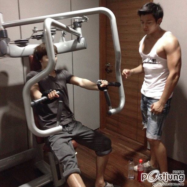 หนุ่มตี๋หล่อหุ่นดี หวานใจคนใหม่? ของ นุ๊ก สุทธิดา