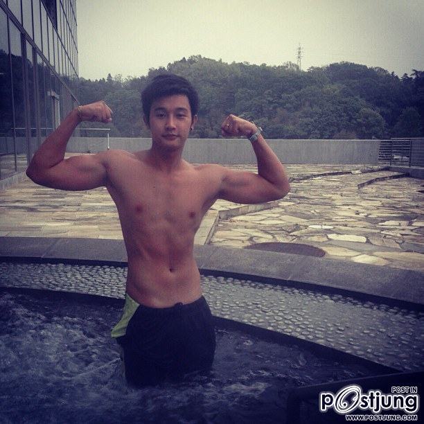 หนุ่มตี๋หล่อหุ่นดี หวานใจคนใหม่? ของ นุ๊ก สุทธิดา