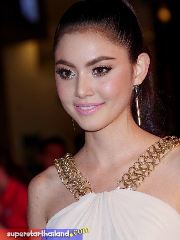 ใบหน้าใกล้ๆของ " ใหม่ ดาวิกา "