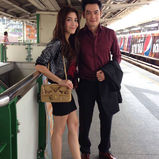 วุ้นเส้นควงชาคริตนั่งบีทีเอส!!