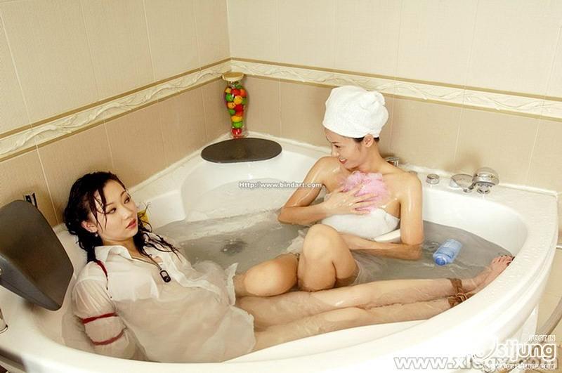 สองสาว..ในอ่างน้ำ