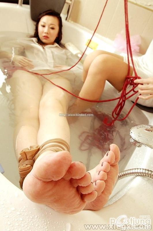 สองสาว..ในอ่างน้ำ