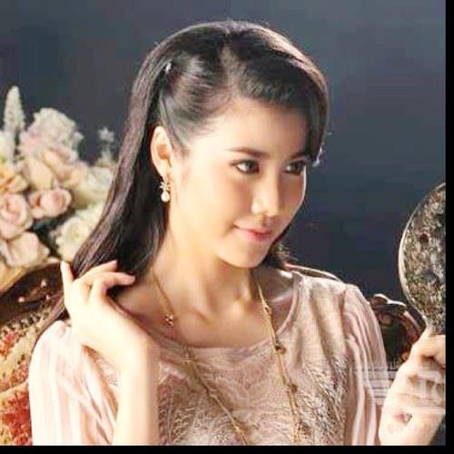 เอสเธอร์ สุปรีย์ลีลา     ม.ล. วิไลรัมภา เทวพรหม