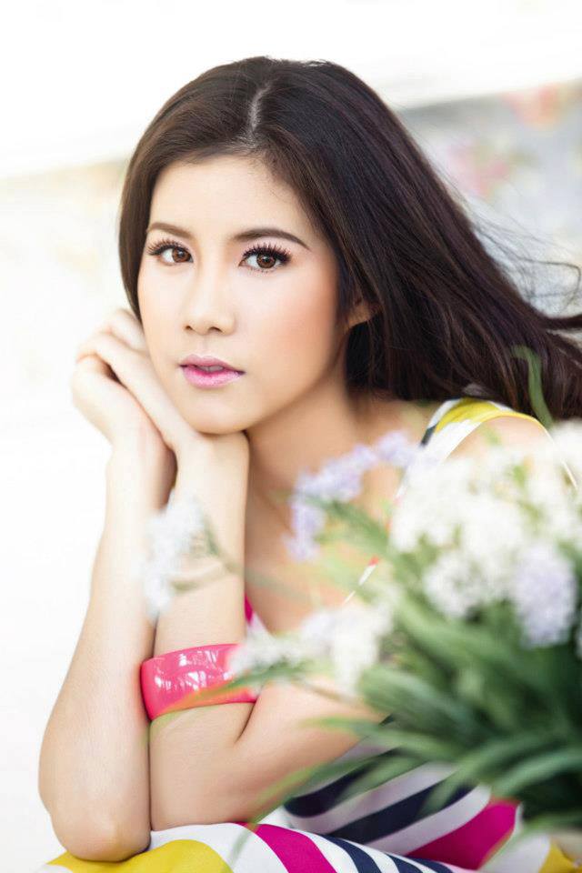 เอสเธอร์ สุปรีย์ลีลา ขาว หุ่นดี ขาสวย