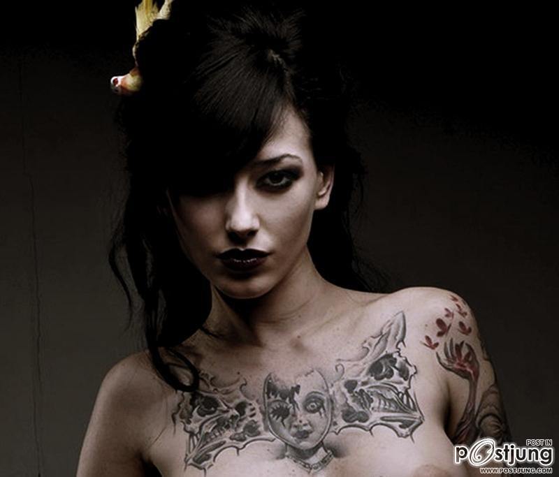 สาวเซ็กส์ซี่ สักขาว-ดำ