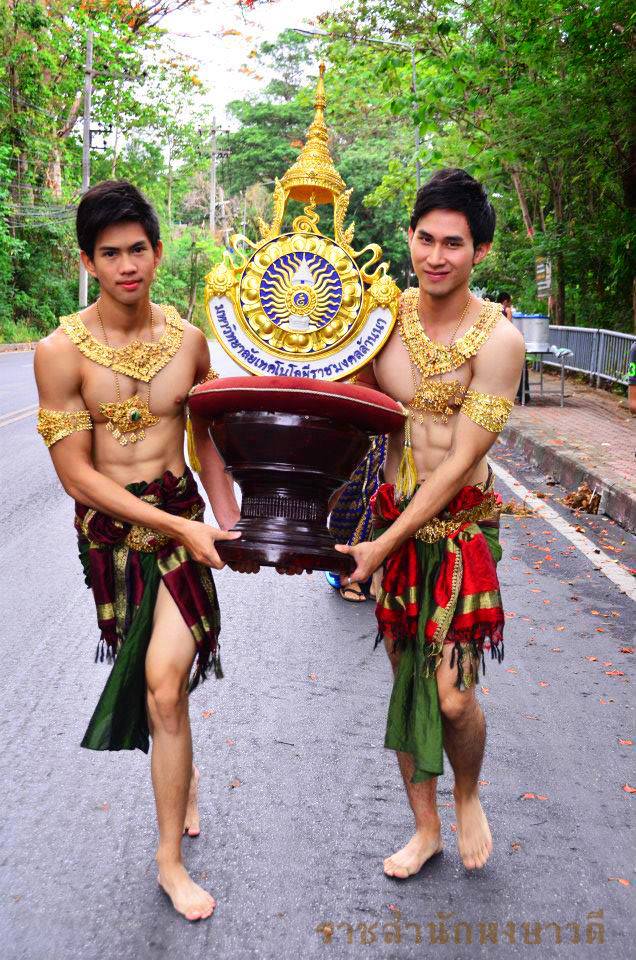 นมัสการครูบาศรีวิชัย สโมสรนักศึกษามหาวิทยาลัยเทคโนโลยีราชมงคลล้านนา 2556