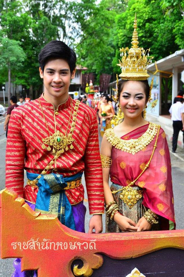 นมัสการครูบาศรีวิชัย สโมสรนักศึกษามหาวิทยาลัยเทคโนโลยีราชมงคลล้านนา 2556