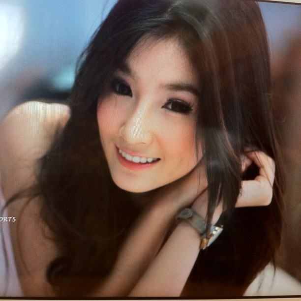 สาวคนนี้ยิ้มน่ารักจัง