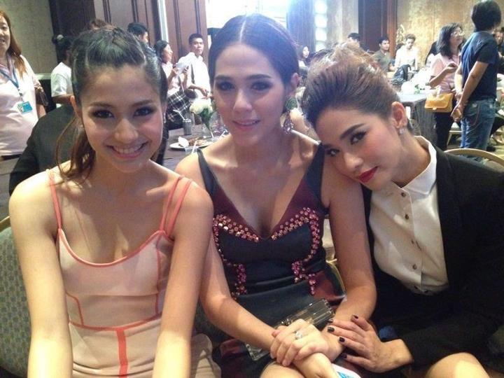 พลอย ชมพู่ สองซุปตาร์เพื่อนซี้