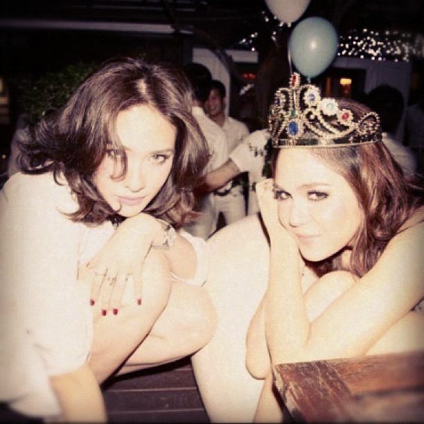 พลอย ชมพู่ สองซุปตาร์เพื่อนซี้