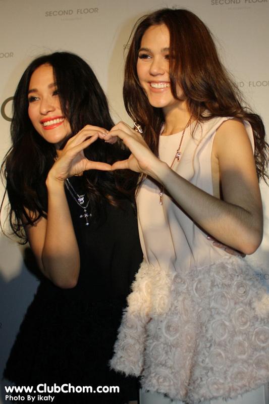 พลอย ชมพู่ สองซุปตาร์เพื่อนซี้