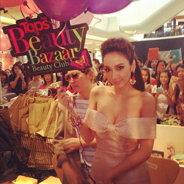 พี่อั้มพัชราภา บิวตี้นิสต้า ในงาน tops beauty bazaar สวยเจิดจรัสสุดๆเลยจ้า