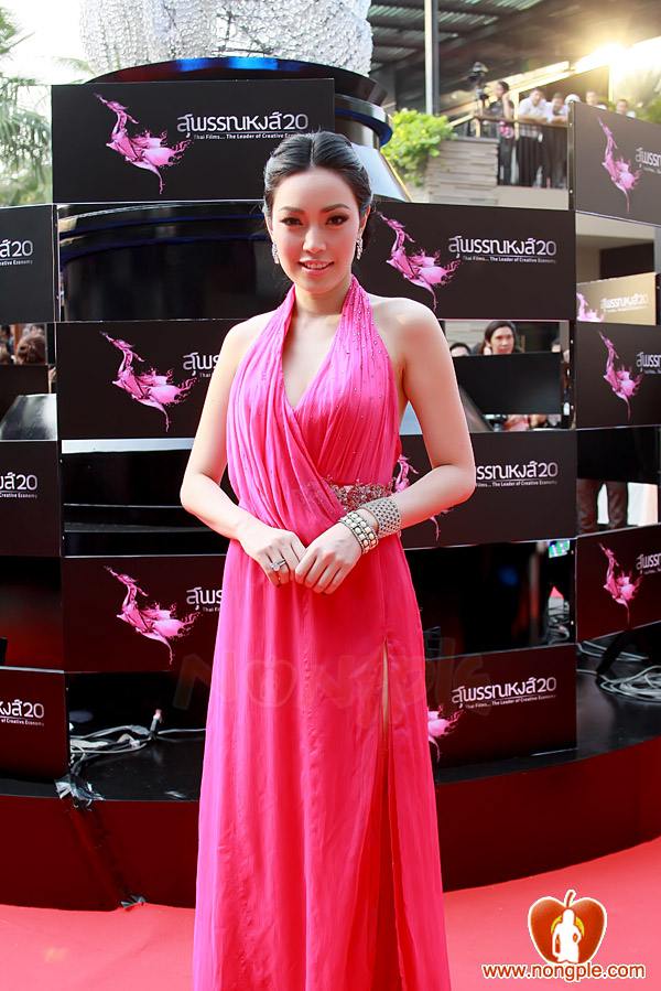 เมย์ พิชญ์นาฎ สาขากร กับชุดสุดเริ่ด