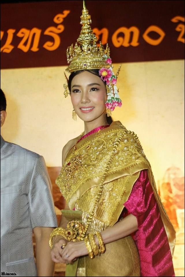 10 ดาราใส่ชุดไทย