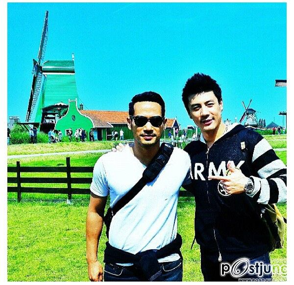 หน้าใสๆ ของพระเอกหนุ่มหล่อขั้นเทพ โดม ปกรณ์ ลัมพ์ ส่งตรงจาก อัมเสตอร์ดัม