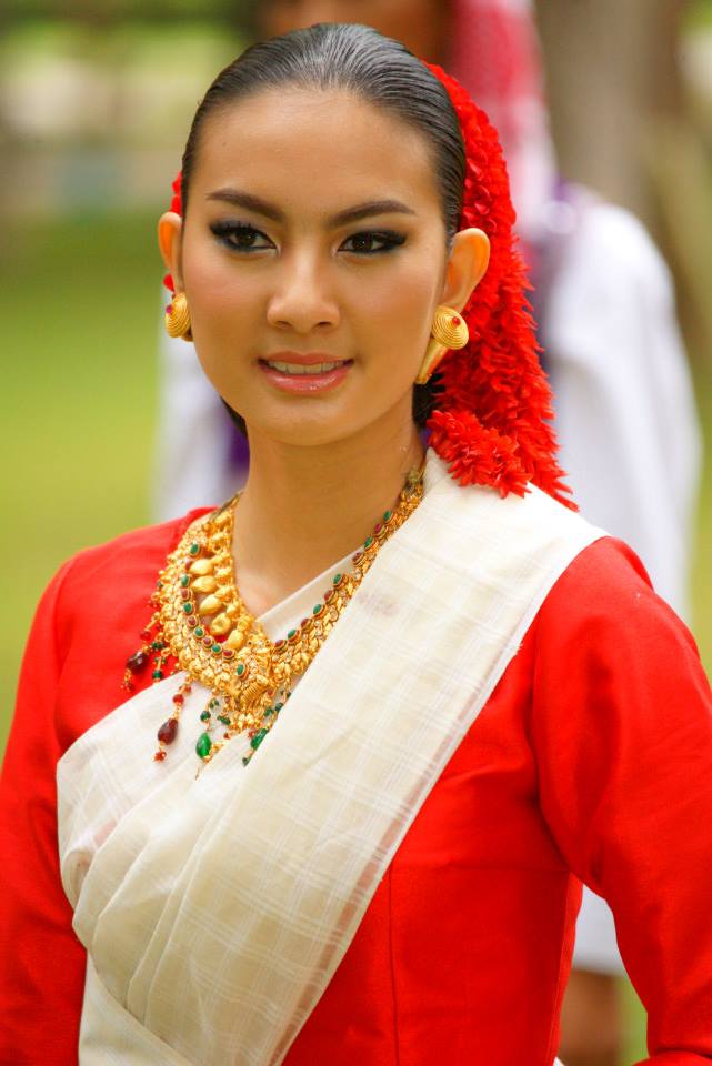 พิธีไหว้ครู &ldquo; นบไหว้สา ครูบาอาจารย์ศิลป์ &rdquo; คณะวิจิตรศิลป์ มช. 2556 [4 กรกฎาคม 2556] ...ไทอาหม...
