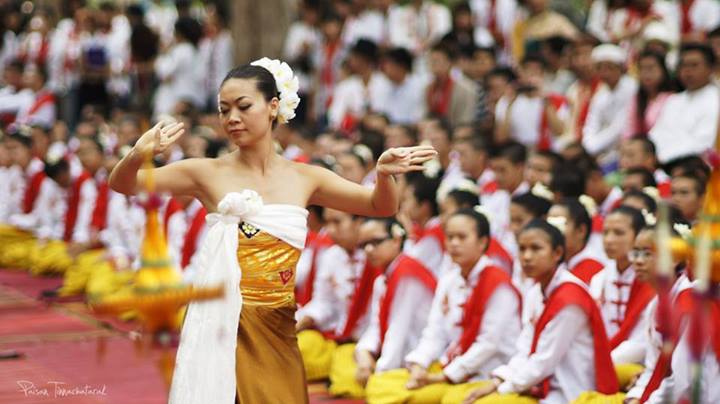 พิธีไหว้ครู &ldquo; นบไหว้สา ครูบาอาจารย์ศิลป์ &rdquo; คณะวิจิตรศิลป์ มช. 2556 [4 กรกฎาคม 2556] ...ไทอาหม...