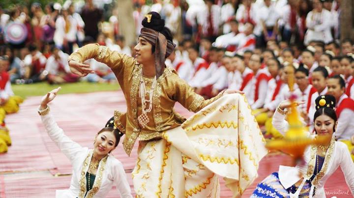 พิธีไหว้ครู &ldquo; นบไหว้สา ครูบาอาจารย์ศิลป์ &rdquo; คณะวิจิตรศิลป์ มช. 2556 [4 กรกฎาคม 2556] ...ไทอาหม...