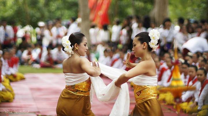 พิธีไหว้ครู &ldquo; นบไหว้สา ครูบาอาจารย์ศิลป์ &rdquo; คณะวิจิตรศิลป์ มช. 2556 [4 กรกฎาคม 2556] ...ไทอาหม...