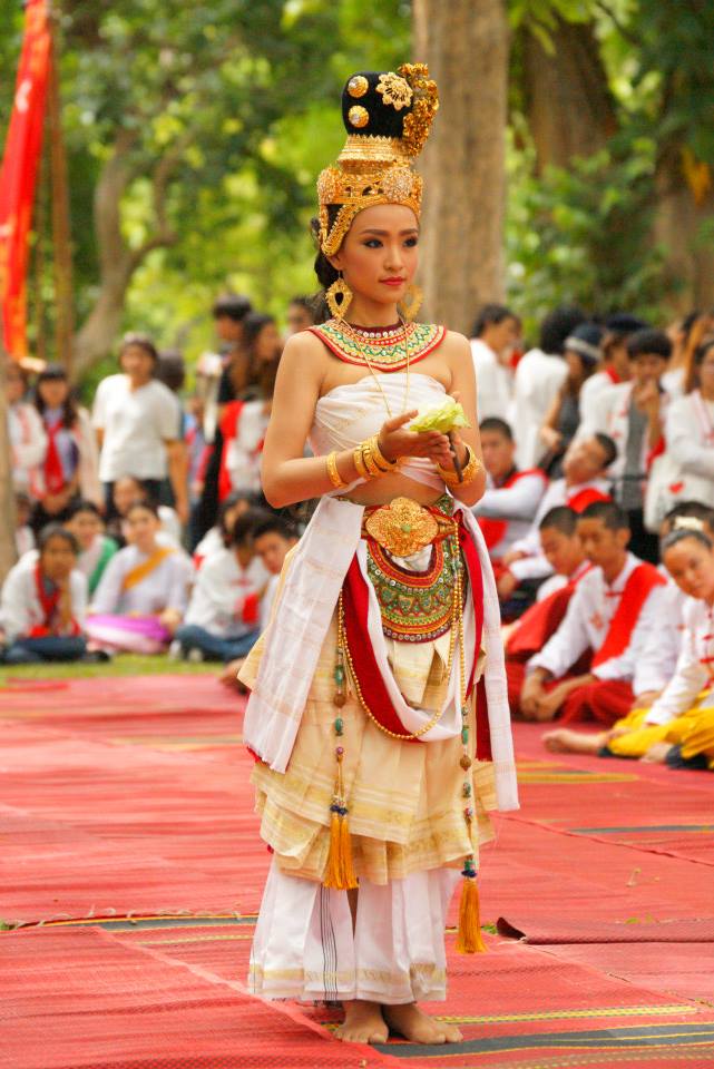 พิธีไหว้ครู &ldquo; นบไหว้สา ครูบาอาจารย์ศิลป์ &rdquo; คณะวิจิตรศิลป์ มช. 2556 [4 กรกฎาคม 2556] ...ไทอาหม...
