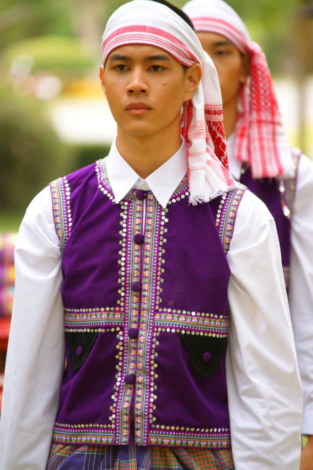 พิธีไหว้ครู &ldquo; นบไหว้สา ครูบาอาจารย์ศิลป์ &rdquo; คณะวิจิตรศิลป์ มช. 2556 [4 กรกฎาคม 2556] ...ไทอาหม...