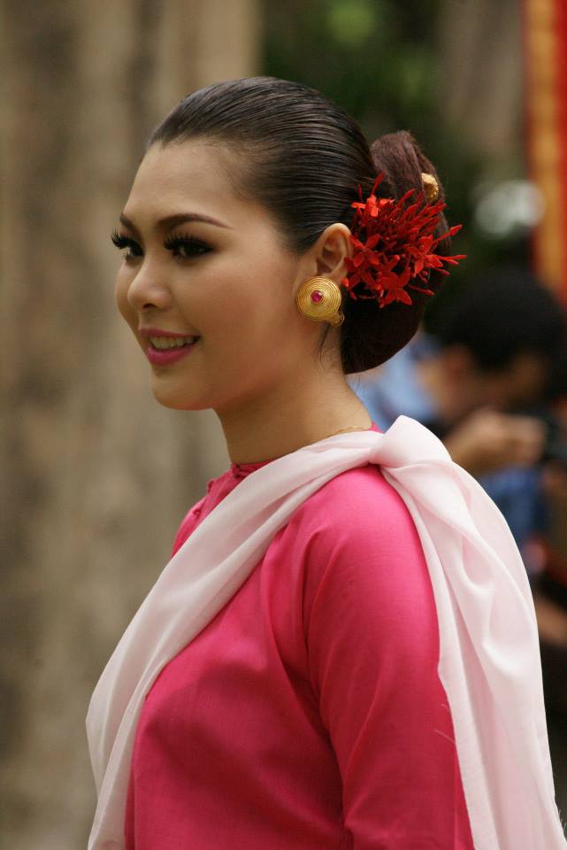 พิธีไหว้ครู &ldquo; นบไหว้สา ครูบาอาจารย์ศิลป์ &rdquo; คณะวิจิตรศิลป์ มช. 2556 [4 กรกฎาคม 2556] ...ไทอาหม...