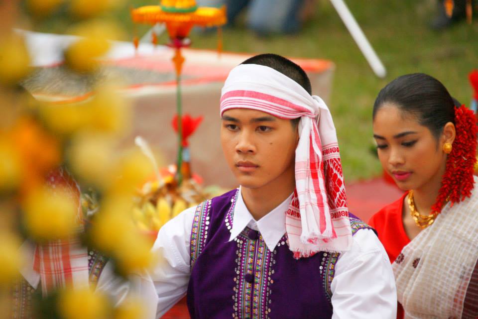 พิธีไหว้ครู &ldquo; นบไหว้สา ครูบาอาจารย์ศิลป์ &rdquo; คณะวิจิตรศิลป์ มช. 2556 [4 กรกฎาคม 2556] ...ไทอาหม...