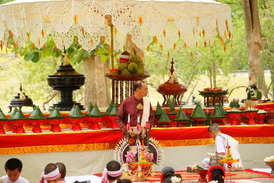 พิธีไหว้ครู &ldquo; นบไหว้สา ครูบาอาจารย์ศิลป์ &rdquo; คณะวิจิตรศิลป์ มช. 2556 [4 กรกฎาคม 2556] ...ไทอาหม...