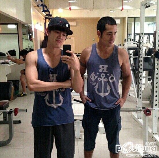 มีคนบอกว่า หนุ่มที่ยืนข้างขวา แซ่บลืม