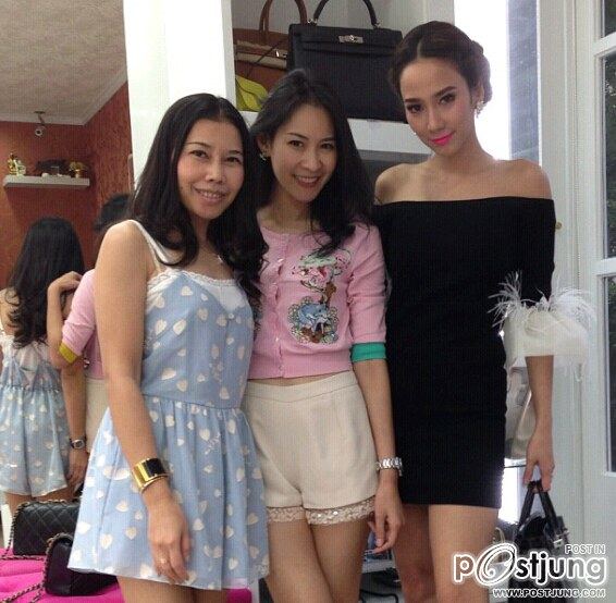 นางเอก ซุปเปอร์สตาร์ตลอดกาล อั้ม พัชราภา พาลูกสาวมาอาบน้ำ