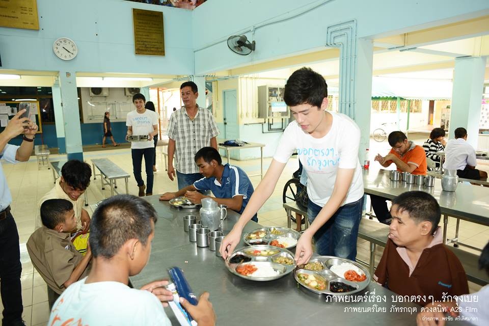 นักแสดง ภ.บอกตรงๆ...รักจุงเบย เลี้ยงอาหารเด็กพิการบ้าน นนทภูมิ