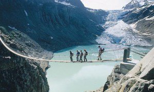 8. สะพานแขวนบนธารน้ำแข็งทริฟ (Hanging Bridge at Trift Glacier)