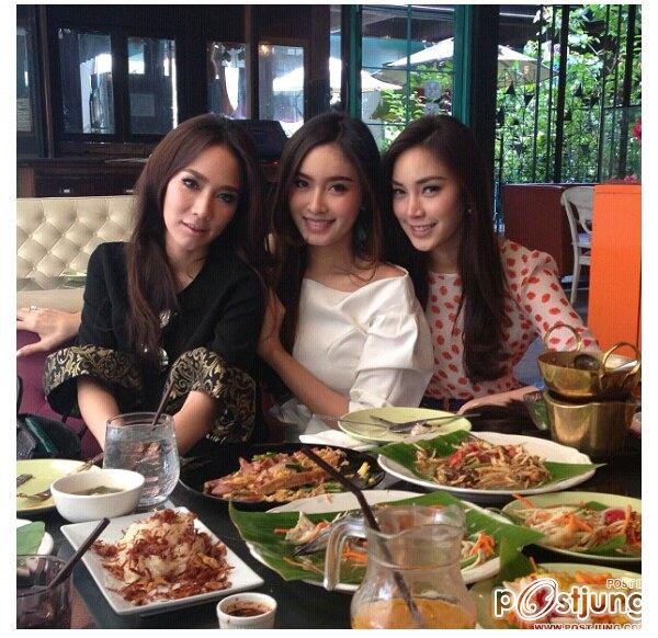 อั้ม พัชราภา น่ารักมาก ทานส้มตำ กับสองสาวสวย ปอย และ เมย์ งานนี้มีคลิปด้วย อั้มกรี๊ดดังมาก ดูกันเร็ว