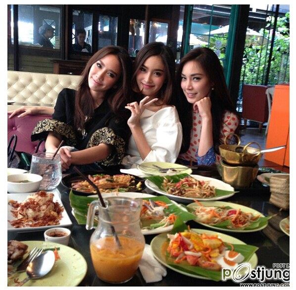 อั้ม พัชราภา น่ารักมาก ทานส้มตำ กับสองสาวสวย ปอย และ เมย์ งานนี้มีคลิปด้วย อั้มกรี๊ดดังมาก ดูกันเร็ว