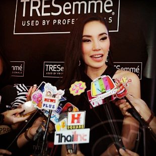 เมย์ ปรี๊ดแตก . . . . . . . !!!!! ใส่นักข่าว เขียนข่าวแบบนี้ใด้ไง ใม่ชอบเลย
