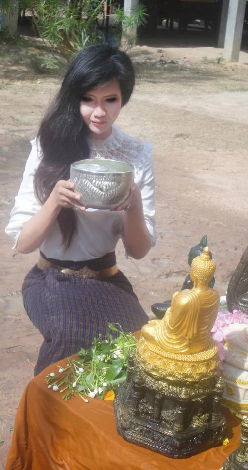 เธอชื่อน้ำหวาน ดูเป็นตัวของตัวเองดี ชื่นชมเธอใส่ผ้าซิ่นไปวัด