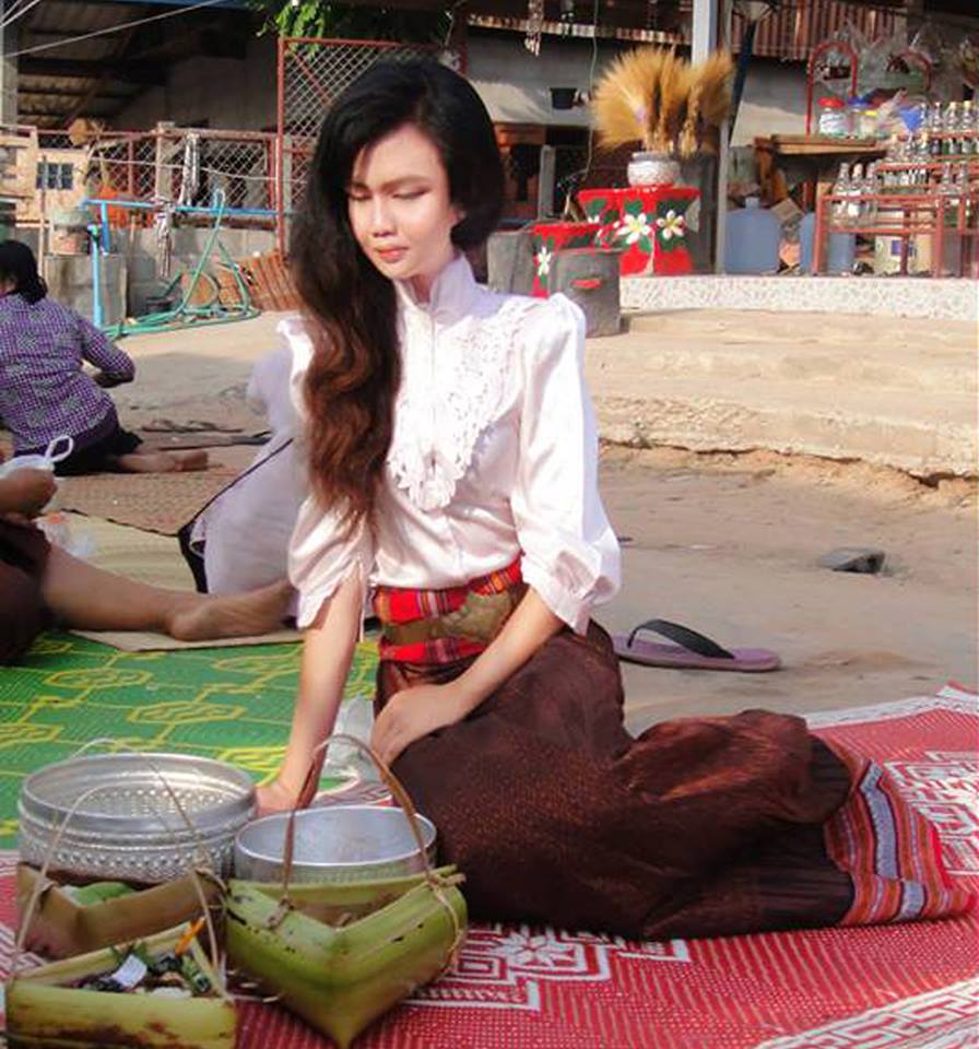 เธอชื่อน้ำหวาน ดูเป็นตัวของตัวเองดี ชื่นชมเธอใส่ผ้าซิ่นไปวัด