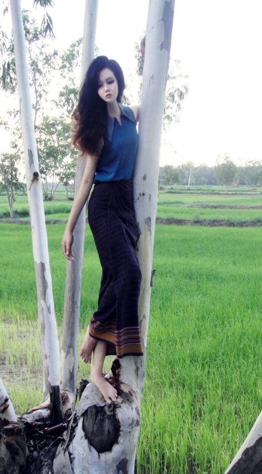 เธอชื่อน้ำหวาน ดูเป็นตัวของตัวเองดี ชื่นชมเธอใส่ผ้าซิ่นไปวัด