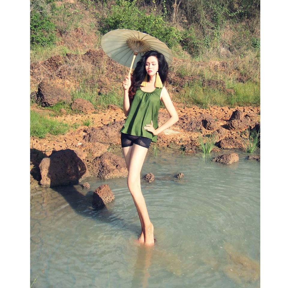 เธอชื่อน้ำหวาน ดูเป็นตัวของตัวเองดี ชื่นชมเธอใส่ผ้าซิ่นไปวัด